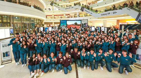 지난달 28일 서울 영등포 타임스퀘어 '갤럭시 스튜디오'에서 '갤럭시 팬 큐레이터' 참가자들이 발대식을 진행하고 기념 사진을 촬영하고 있다. <삼성전자 제공>